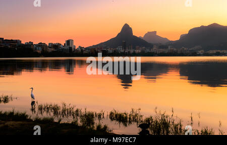 Schöne Ansicht von Rio de Janeiro Sonnenuntergang hinter Bergen an Rodrigo de Freitas See Stockfoto