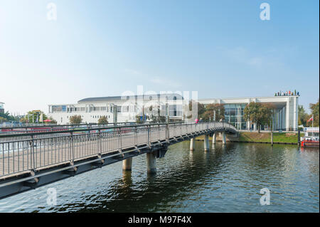 Blick auf die Musik- und Kongresshalle mit Fußgänger-Brücke über die Trave, Lübeck, Ostsee, Schleswig-Holstein, Deutschland, Europa Stockfoto