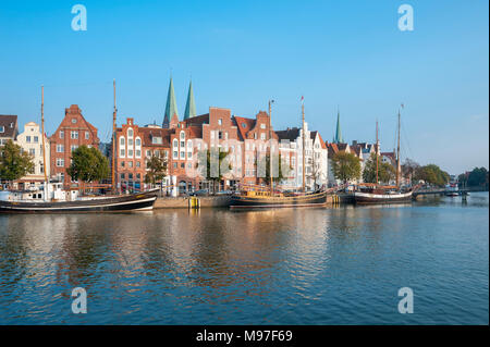 Historische Stadtbild mit traditionellen Segelschiffe an der Untertrave, Luebeck, Ostsee, Schleswig-Holstein, Deutschland, Europa Stockfoto