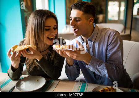 Paar Teilen Pizza und Essen zusammen glücklich Stockfoto