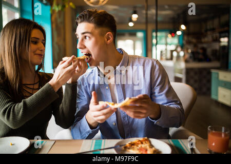 Paar Teilen Pizza und Essen zusammen glücklich Stockfoto