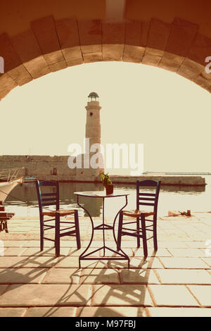 Alte vintage Cafe und Leuchtturm am Meer Rethymnon Kreta, Eindrücke von Griechenland Stockfoto