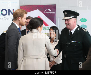 Polizei in Nordirland (PSNI) Chief Constable George Hamilton, grüßt Prinz Harry und Meghan Markle nach ihrer Ankunft für einen Besuch der Eikon Messegelände in Lisburn, wo Sie ein Ereignis im zweiten Jahr der Jugend - LED-peace-building Initiative, den Raum zu markieren besucht. Stockfoto