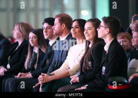 Prinz Harry und Meghan Markle melden Sie Gäste bei einem Besuch der Eikon Messegelände in Lisburn, wo Sie ein Ereignis im zweiten Jahr der Jugend - LED-peace-building Initiative, den Raum zu markieren besucht. Stockfoto