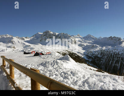 Die Schweizer Ski- und verknüpften Ferienort St. Luc und Chandolin in der Region Wallis in der Schweiz. Mit Blick auf das Matterhorn und Mont Cervin Stockfoto