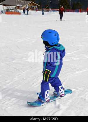 Junge Kind auf einem Snowboard im Family Resort von La Grande Terche, über St Jean d'Aulps Stockfoto