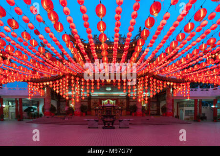 Traditionelle Chinesische Laternen Anzeige in Thean Hou Tempel beleuchtet für Chinese New Year Festival, Kuala Lumpur, Malaysia. Stockfoto