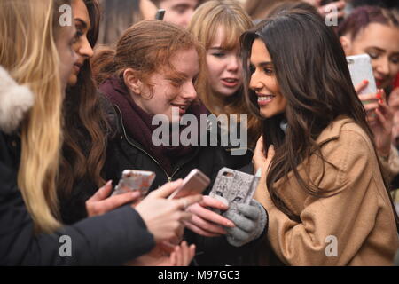 Cheryl Posen für Fotos mit den Fans, wie Sie der Prince's Trust Cheryl's Trust Center hinterlässt nach der Teilnahme an der offiziellen Eröffnung mit: Cheryl Wo: Newcastle, Großbritannien Wann: 20. Feb. 2018 Credit: WENN Stockfoto