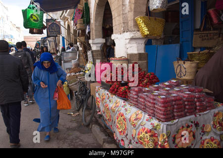 Frau in lokalen Kleid Erdbeere Obststand vorbei gehen. Stockfoto