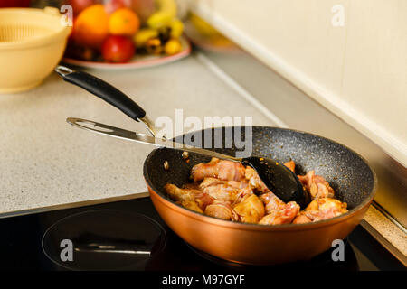 Nahaufnahme von karamellisierten Chicken Wings in einem Wok kochen, thai Rezept Stockfoto