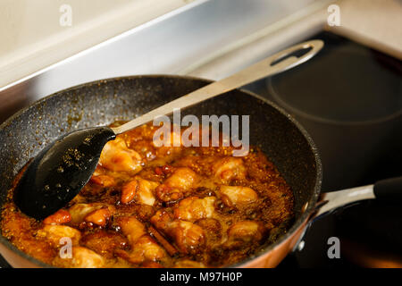 Nahaufnahme von karamellisierten Chicken Wings in einem Wok kochen, thai Rezept Stockfoto