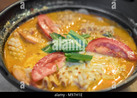 Thai Style noodle. Tom Yum, Meeresfrüchte saure Suppe. Stockfoto