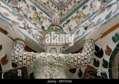 Buddhistischen Pagode mit glasiertem Porzellan Fliesen & seashell. Riesige Statue & Skulptur auf asiatischen Stupa in Tempel der Morgenröte in Bangkok, Thailand Stockfoto