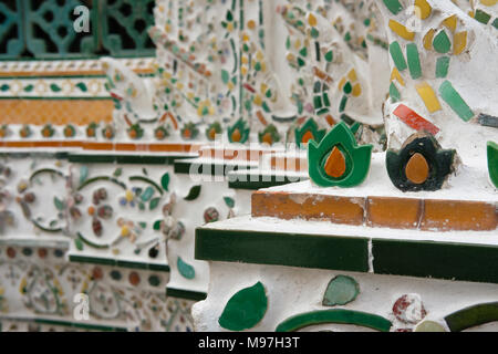 Buddhistischen Pagode mit glasiertem Porzellan Fliesen & seashell. Skulptur auf asiatischen Stupa in Tempel der Morgenröte in Bangkok, Thailand Stockfoto