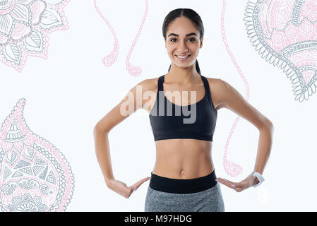 Emotionale Mädchen zeigen ihr erstaunlich schlanken Figur und das Gefühl glücklich Stockfoto