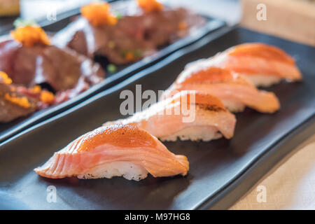 Satz von Lachs aburi Sushi mit saikyo-Sauce auf dem Teller Stockfoto