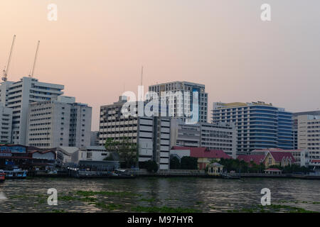 Bangkok, Thailand - 11. März 2018: Siriraj Krankenhaus Gebäude am Ufer des Chao Phraya Fluss in Abend in Bangkok, Thailand am 11. März 2018 Stockfoto