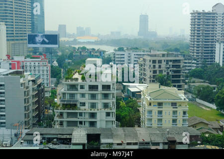 Bangkok, Thailand - 12. März 2018: Stadtbild der modernen Bürogebäude in Asoke-Sukhumvit Bereich in Bangkok, Thailand am 12. März 2018 Stockfoto