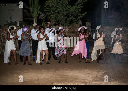 Hoedspruit, Südafrika, 09-03-2014, afrikanischer Mann und Frau tanzen und eine Afrika Hochzeit Zeremonie am Lagerfeuer für Touristen durchführen, der Tanz ist fertig Stockfoto