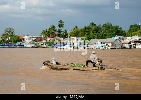 HAU GIANG, VIETNAM - 09. AUGUST 2010: Fähre für die Beförderung von Personen auf dem Mekong Delta Stockfoto