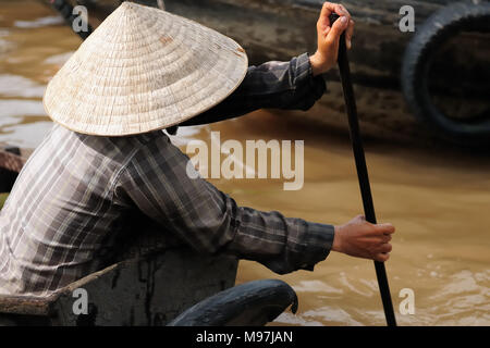 HAU GIANG, VIETNAM - 10. AUGUST 2010: Fähre für die Beförderung von Personen auf dem Mekong Delta Stockfoto