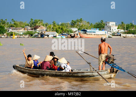 HAU GIANG, VIETNAM - 09. AUGUST 2010: Fähre für die Beförderung von Personen auf dem Mekong Delta Stockfoto