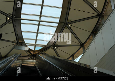 Rolltreppe in MRT U-Bahnhof in Bangkok, Thailand. MRT ist Mass Rapid Transit metro System. Stockfoto