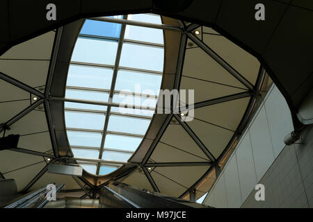 Rolltreppe in MRT U-Bahnhof in Bangkok, Thailand. MRT ist Mass Rapid Transit metro System. Stockfoto