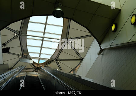 Rolltreppe in MRT U-Bahnhof in Bangkok, Thailand. MRT ist Mass Rapid Transit metro System. Stockfoto