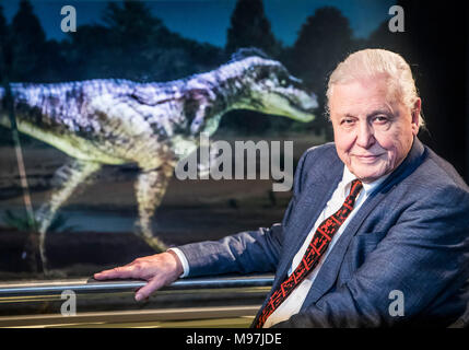 Sir David Attenborough wird dargestellt mit einem animierten, Computer generiert, Theropode saurier als er offiziell eröffnet Yorkshire Jurassic Welt an der Yorkshire Museum in New York. Stockfoto