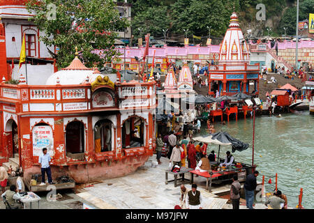HARIDWAR, INDIEN - 11. NOVEMBER 2009: Ghat in der heiligen Stadt in Indien bei religiösen Zeremonien Stockfoto