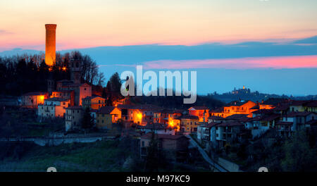 Ein kleines Dorf in Italien. Nacht fällt auf Castellino Tanaro, in den Langhe, in Piemont. Hinter ihm ist Rocca Ciglié, mit seiner hohen beleuchtete Turm. Stockfoto