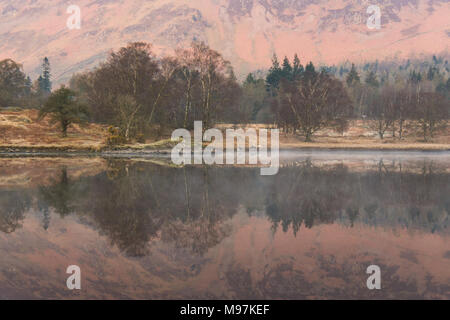 Derwentwater morgen Reflexionen - Lake District, Cumbria, England, Großbritannien Stockfoto