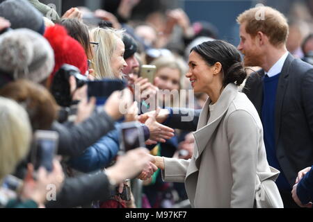 Prinz Harry und Meghan Markle treffen wellwishers bei einem Rundgang in Belfast nach einem Besuch in der Crown Bar im Zentrum der Stadt. Stockfoto