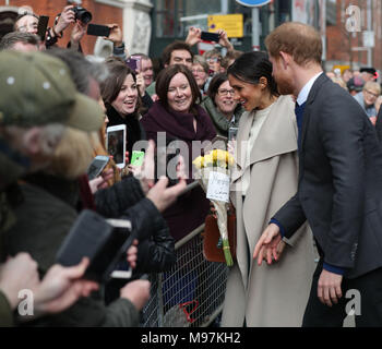 Prinz Harry und Meghan Markle treffen wellwishers bei einem Rundgang in Belfast nach einem Besuch in der Crown Bar im Zentrum der Stadt. Stockfoto