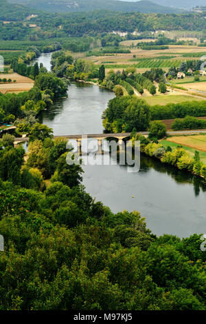 Die Dordogne und Landschaft gesehen von Domme in der Dordogne Frankreich. Stockfoto