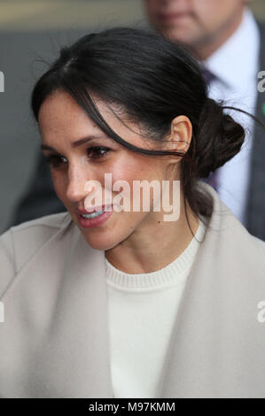 Meghan Markle bei einem Rundgang in Belfast nach einem Besuch in der Crown Bar im Zentrum der Stadt. Stockfoto