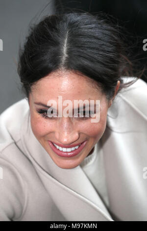 Meghan Markle bei einem Rundgang in Belfast nach einem Besuch in der Crown Bar im Zentrum der Stadt. Stockfoto