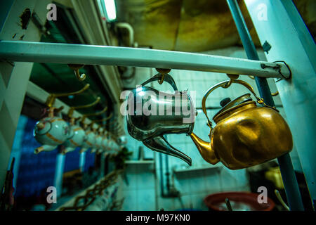 Eine silberne und goldene Teekanne Tee Haus im Souk von Riad, Saudi-Arabien hängen Stockfoto