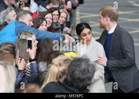 Prinz Harry und Meghan Markle reagieren zu wellwishers bei einem Rundgang in Belfast nach einem Besuch in der Crown Bar im Zentrum der Stadt. Stockfoto