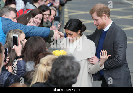 Prinz Harry und Meghan Markle reagieren zu wellwishers bei einem Rundgang in Belfast nach einem Besuch in der Crown Bar im Zentrum der Stadt. Stockfoto