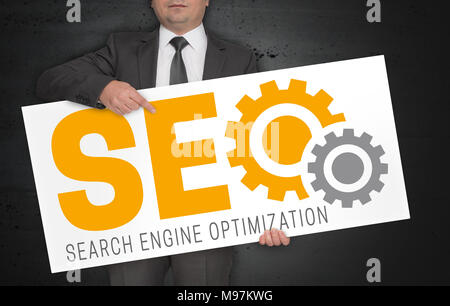 SEO-Poster ist von Geschäftsmann gehalten. Stockfoto