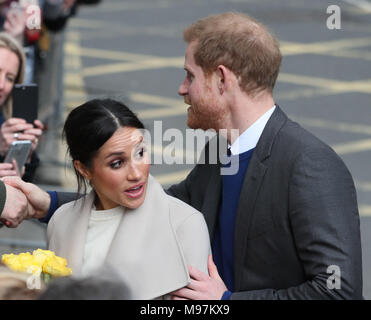 Prinz Harry und Meghan Markle reagieren zu wellwishers bei einem Rundgang in Belfast nach einem Besuch in der Crown Bar im Zentrum der Stadt. Stockfoto