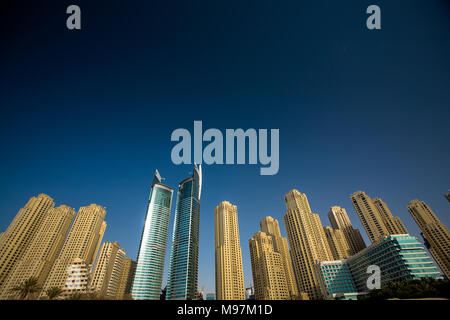 Die Pappe Ausschnitt tower Blocks flankieren den Oasis Towers in Dubai, VAE Stockfoto