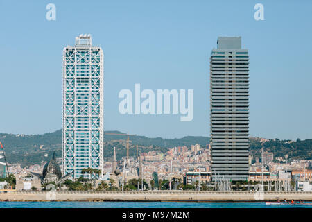 Hotel Arts und Mapfre Turm vom Meer aus gesehen Stockfoto