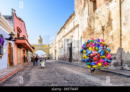 Antigua, Guatemala - März 18, 2018: Beliebte touristische Straße mit Santa Catalina arch und Ruinen im UNESCO Weltkulturerbe Stockfoto