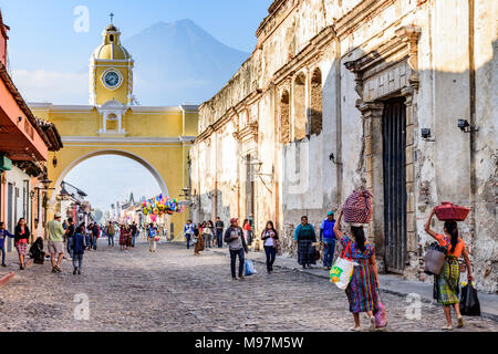 Antigua, Guatemala - März 18, 2018: Beliebte touristische Straße mit Santa Catalina arch und Ruinen im UNESCO Weltkulturerbe Stockfoto