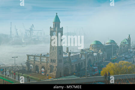 Deutschland, Hamburg, Elbe, Hafen, Landungsbrücken, Pegelturm, Nebel, Werft, Blohm und Voss Stockfoto