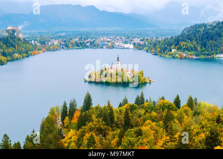 Schöne Herbstfarben auf dem See von Bled in Slowenien, Europa Stockfoto