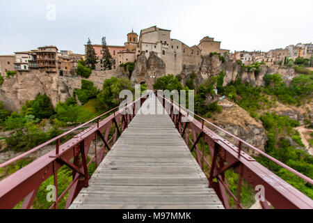 Ein Blick auf die denkmalgeschützte Hügel, mittelalterliche Festung Stadt Cuenca von der St. Pauls Brücke. Stockfoto